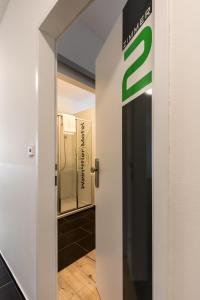 根瑟恩多夫Wein4tler-Motel的通往带标志的浴室的门