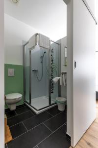 根瑟恩多夫Wein4tler-Motel的带淋浴和卫生间的浴室