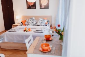 克拉科夫Garden Apartment的一间卧室配有一张床和一张桌子,上面摆放着橙子菜肴