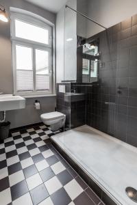 奥尔登堡Villa Stern的浴室配有卫生间、淋浴和盥洗盆。