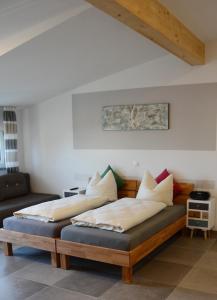 艾汀Gästehaus Brunnerhof - Eitting的一间带两张床和一张沙发的卧室