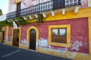 斯特龙博利La Locanda del Barbablù的带阳台的红色和黄色建筑