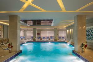 沙姆沙伊赫Pickalbatros Aqua Park Sharm El Sheikh的蓝色水的酒店的大型游泳池