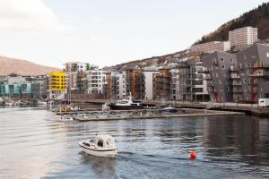 卑尔根BJØRVIKA APARTMENTS, Damsgård Area, Bergen city center的船身为水体的小船,有建筑物