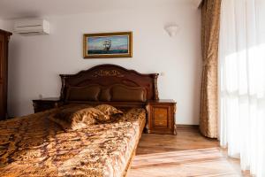 阳光海滩维尔希斯精品公寓式酒店的卧室配有一张床,墙上挂着一幅画