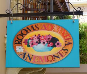 干尼亚海葵之屋旅馆的挂在建筑上的花标