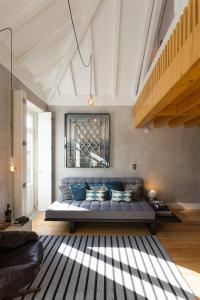 波尔图Gold & Grey Loft Almada的客厅设有蓝色的沙发和楼梯。