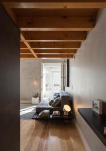 波尔图Gold & Grey Loft Almada的一间卧室设有一张床和一个窗口