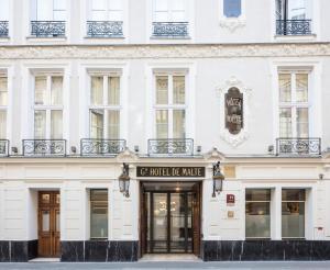 巴黎马尔特阿斯托特尔酒店的白色的建筑,上面标有读过酒店里数英里的标志