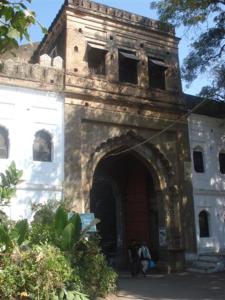 MaheshwarLabboo'z Café and Lodge的一座古老的建筑,前面有拱门