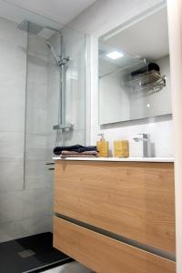 滨海托萨Tossa Unique Moments Apartment的一间带水槽和淋浴的浴室
