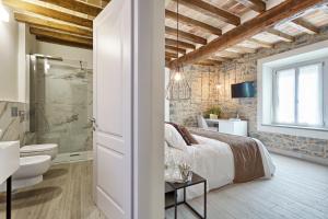 佐卡Relais Ginevra的一间卧室设有一张床和一间浴室。
