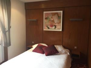 奥斯泰姆莱斯西格纳奥克斯住宿酒店的一间卧室配有一张带两个红色枕头的床