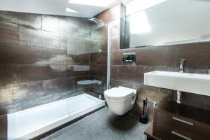 赫罗纳Girona Housing Ginesta 9的浴室配有卫生间、盥洗盆和淋浴。