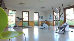 萨里斯VVF Les Fontaines des Vosges的健身房,室内配有几辆健身自行车