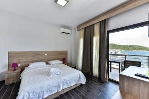 阿莫利亚尼岛Pension Limani的一间卧室配有一张床,享有海景
