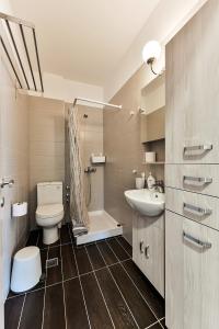 阿莫利亚尼岛Pension Limani的浴室配有卫生间、盥洗盆和淋浴。
