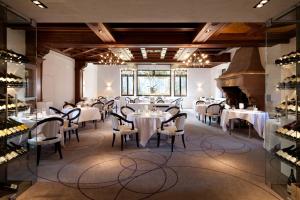 朗巴克奥伯格切瓦尔布兰科温泉酒店的一间在房间内配有桌椅的餐厅