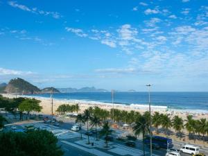 里约热内卢Deslumbrante vista para a Praia de Copacabana.的享有棕榈树海滩和大海的景色