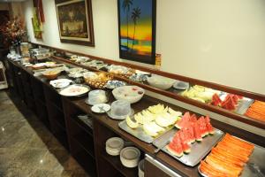 戈亚尼亚Oft Garden hotel的包含多种不同食物的自助餐