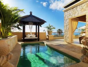 阿德耶Royal Garden Villas, Luxury Hotel的后院的游泳池,带凉亭