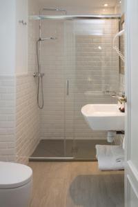 滨海阿雷尼斯波托菲诺宾馆的带淋浴、卫生间和盥洗盆的浴室
