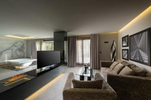 阿尔卡拉德尔胡卡尔艾丽娅Spa酒店的客厅配有两张沙发和一台电视