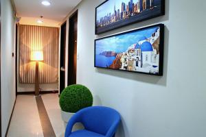 马尼拉奥提加斯经济型宾馆 - 国会大厦的墙上配有平面电视的房间