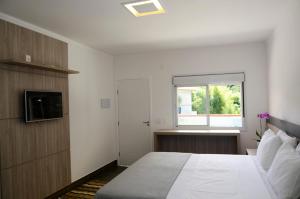 佩尼多Hotel Bertell Inn的一间卧室设有一张大床和一个窗户。