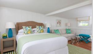 楠塔基特76 Main的白色卧室配有床和沙发