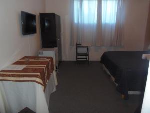 杜拉斯诺Hotel Central的酒店客房设有两张床和一台平面电视。