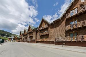 布克维吉马斯诺滑雪温泉公寓酒店的街道边的一排木结构建筑