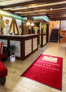 巴登-巴登施沃尔泽瓦尔索纳旅馆的一间酒吧,地板上铺有红色地毯
