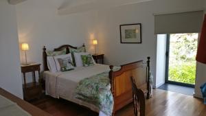 奥尔塔Vila Odette的一间卧室设有一张床和一个窗口