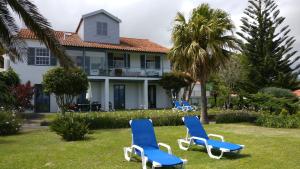 奥尔塔Vila Odette的院子里的房屋,配有蓝色和白色的椅子