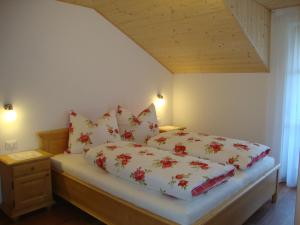 佩尔卡Thalerhof的一间卧室配有红色和白色枕头的床