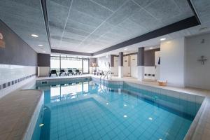 哈尔德伦彼尔德伯格酒店的大楼内的大型游泳池