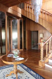特拉尼Villa Wanda - Residenza di charme的一间带桌子和楼梯的客厅