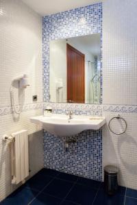费罗尔瓦伦西亚酒店的一间带水槽和镜子的浴室
