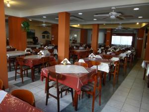 卡科佩特里亚埃卡利酒店的餐厅内带桌椅的用餐室