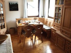 旧明斯特Ferienhaus in der Schlipfing mit Garten的厨房配有木桌和两把椅子