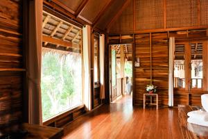 皮皮岛披披岛小木屋度假酒店的客厅设有木墙和大窗户