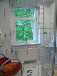 德累斯顿库宁格斯瓦德潘森酒店的一间带窗户和水槽的浴室