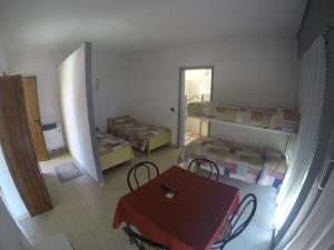 多马索露营维拉吉奥天堂酒店的小房间设有两张床和一张桌子