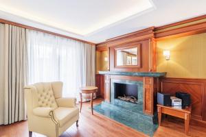 索波特Grand Apartments - Blue Marlin - Luxury Apartments的客厅设有壁炉和椅子