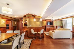索波特Grand Apartments - Blue Marlin - Luxury Apartments的厨房以及带桌椅的起居室。