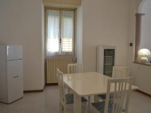 莱萨L'Antico Borgo的厨房里设有白色的餐桌和椅子