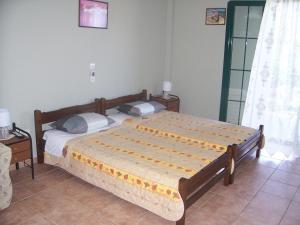 特拉佩扎奇教堂公寓酒店的一间卧室,卧室内配有一张大床