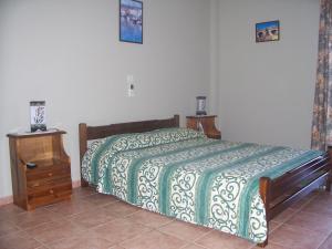 特拉佩扎奇教堂公寓酒店的一间卧室配有一张带绿色和白色毯子的床