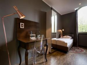 罗拉赫Hotel Heimathafen的一间卧室配有一张桌子、一张床和一张书桌